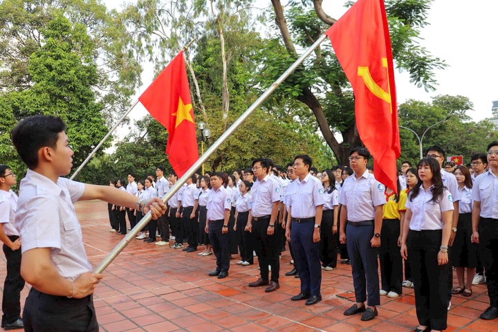 Tuổi trẻ TP.HCM chào cờ chào mừng Đại hội XIV của Đảng