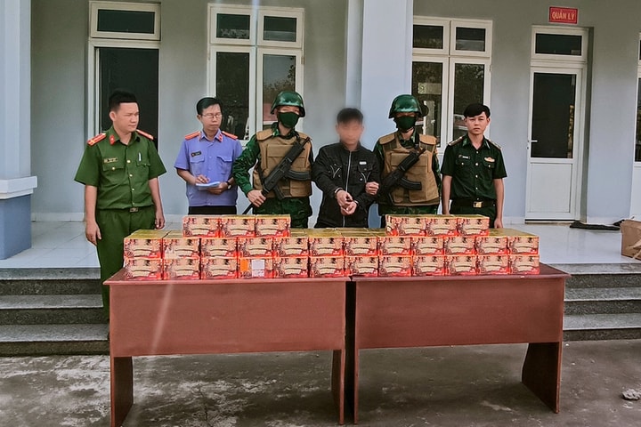 Vận chuyển gần 1 tạ pháo hoa nổ qua biên giới