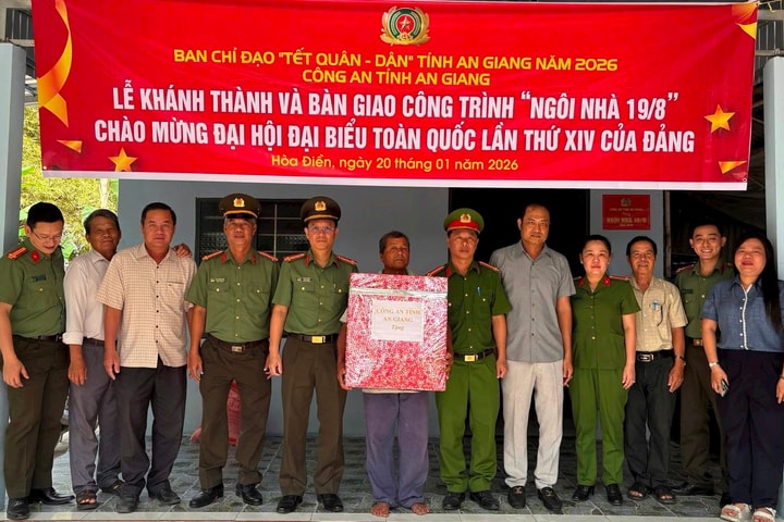 Công an tỉnh An Giang bàn giao “Ngôi nhà 19/8” cho hộ nghèo