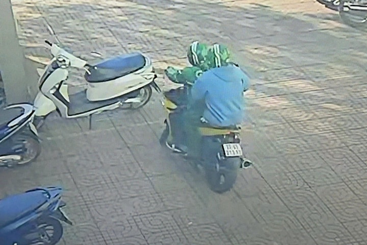 Hai đối tượng cầm vật giống súng ngắn, cướp khoảng 1,8 tỷ đồng ở Ngân hàng rồi chạy về hướng Hàm Rồng