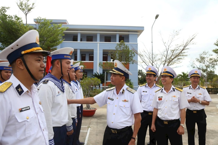 Vùng 4 Hải quân chúc mừng các chiến sĩ hoàn thành nghĩa vụ quân sự 2026