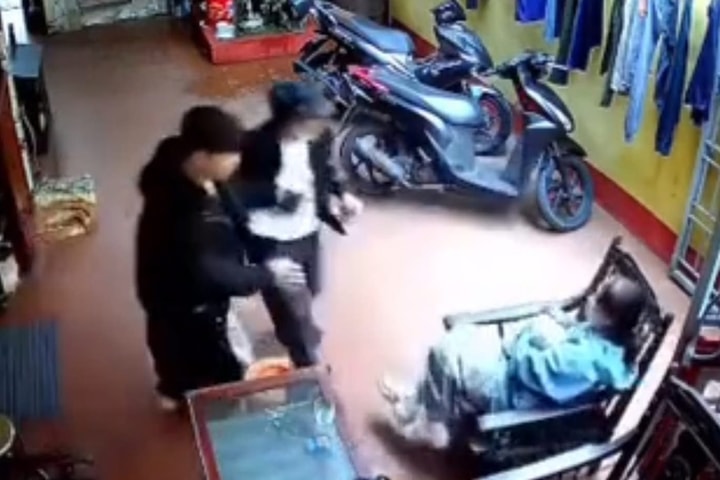 Xác minh vụ hai người phụ nữ bị hành hung tại nhà