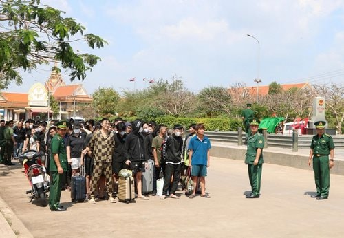 Tiếp nhận 78 công dân Việt Nam do Campuchia trao trả