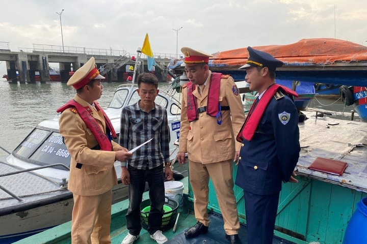 18 phương tiện bám, buộc vào tàu du lịch trên Vịnh Hạ Long bị xử lý