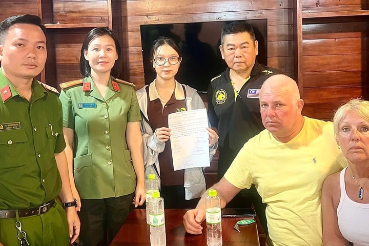 Hỗ trợ 2 du khách người Anh nhận lại gần 300 triệu đồng