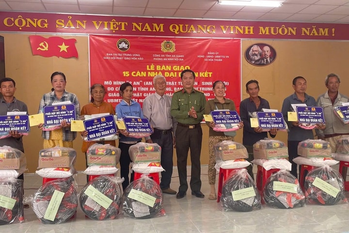 Công an tỉnh An Giang bàn giao 15 căn nhà đại đoàn kết cho người dân