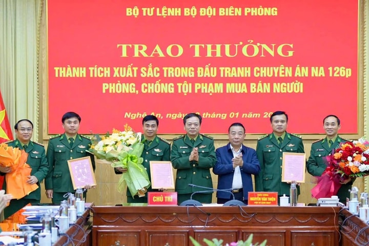 Trao thưởng Ban chuyên án phá đường dây mua bán người