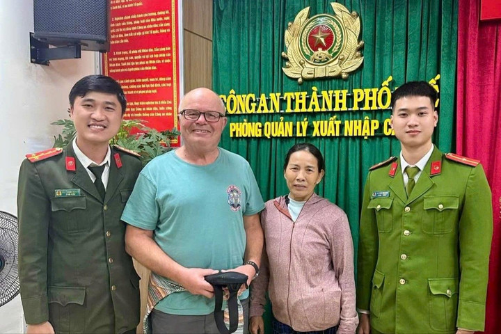 Trao trả tài sản bị đánh rơi cho du khách nước ngoài