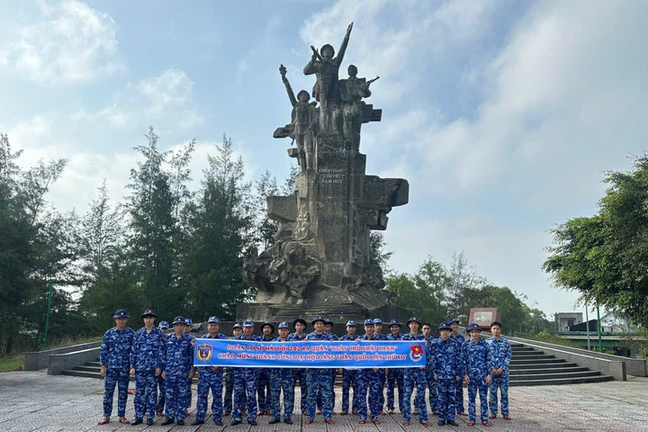 Tuổi trẻ Vùng Cảnh sát biển 2 sôi nổi “Ngày thanh niên cùng hành động”