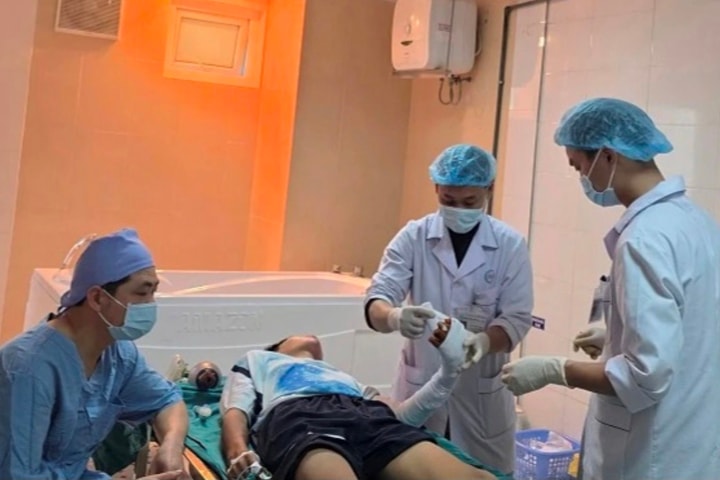 Nam sinh bị dập nát bàn tay vì tự chế pháo