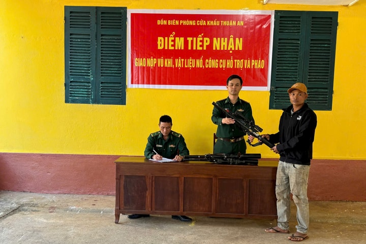 Đồn Biên phòng cửa khẩu Thuận An vận động nhân dân giao nộp vũ khí