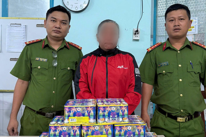Chạy xe máy chở pháo nổ thì bị Công an phát hiện