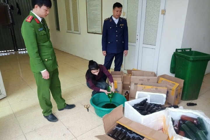 Gần 500 chai mỹ phẩm không nguồn gốc chuẩn bị tuồn ra thị trường