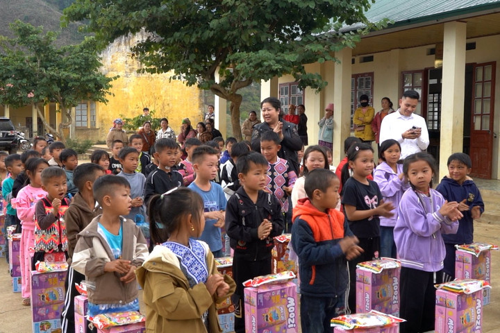 Ấm áp yêu thương nơi sân trường vùng cao Lóng Sập