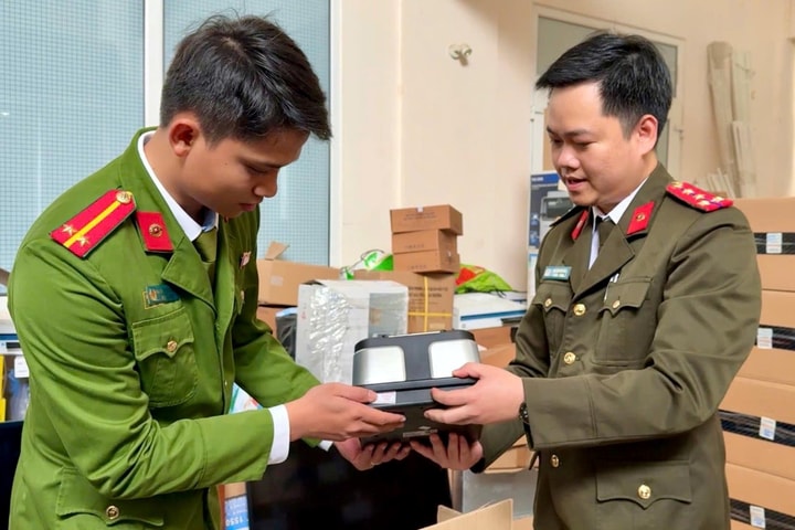 Trang cấp đồng bộ trang thiết bị phục vụ Công an cơ sở
