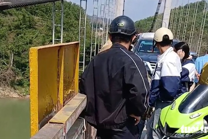 Đôi dép và lá thư giả làm dậy sóng mạng xã hội