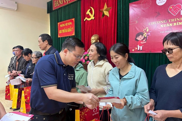 1.000 suất quà Tết trao tặng người có hoàn cảnh khó khăn tại Quảng Ninh