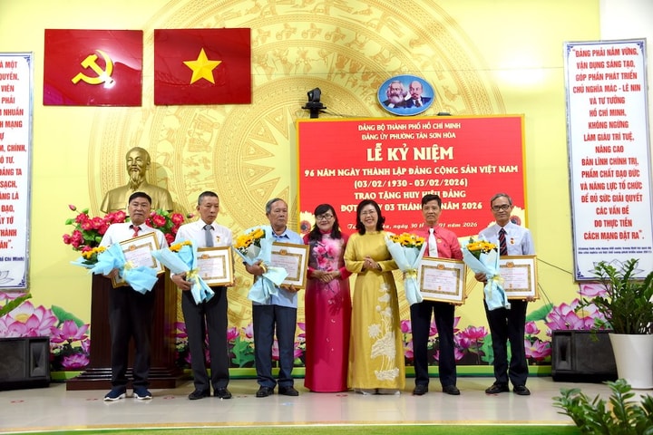 Nhiều phường TP.HCM tổ chức trao Huy hiệu Đảng