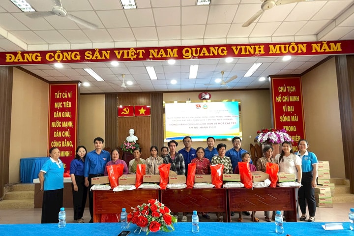 Thanh niên TAND tỉnh Tây Ninh tặng quà cho các gia đình chính sách dịp Tết