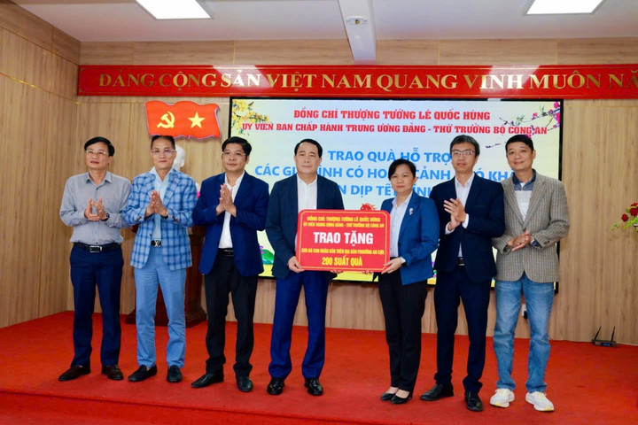 Trao 400 suất quà Tết đến hộ nghèo, hoàn cảnh khó khăn tại Huế