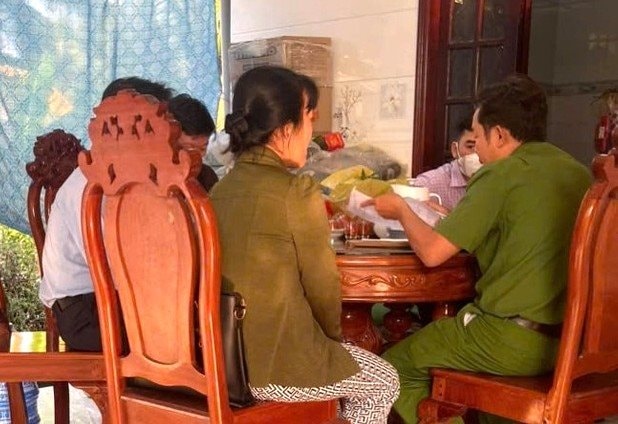 Điều tra nguyên nhân 2 người tử vong sau khi uống rượu ngâm