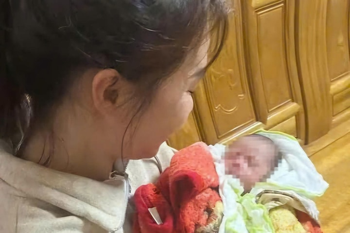 Phát hiện bé trai bị bỏ rơi trước cổng nhà dân kèm lá thư xin lỗi