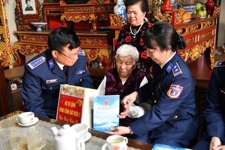 Bộ Tư lệnh Vùng Cảnh sát biển 1 thăm, tặng quà gia đình chính sách tại Hải Phòng