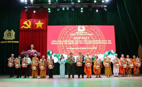 Họp mặt chức sắc, chức việc tôn giáo và người có uy tín trong đồng bào các dân tộc