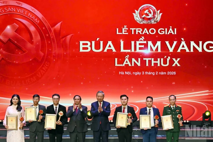 Tuyên dương 96 bí thư chi bộ xuất sắc và trao Giải Búa liềm vàng lần thứ X