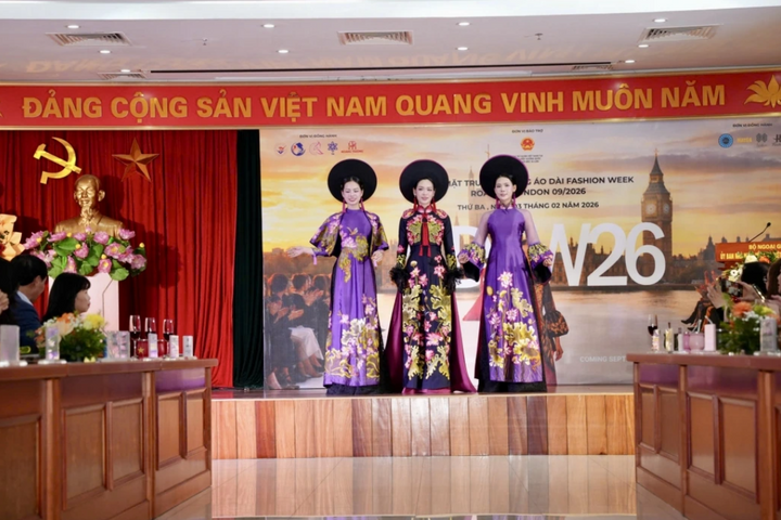Áo dài Việt Nam lần đầu bước lên sàn diễn thời trang quốc tế tại London