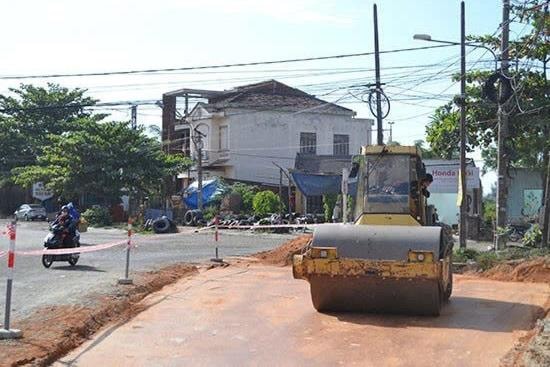 Tạm dừng xe tải qua nút giao ĐT.607 - ĐH8.ĐB để thi công khẩn cấp