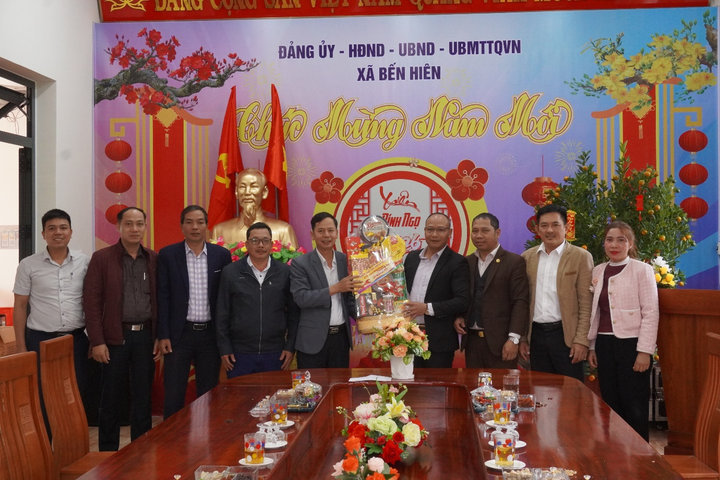 Phường An Thắng thăm và trao quà cho các gia đình khó khăn