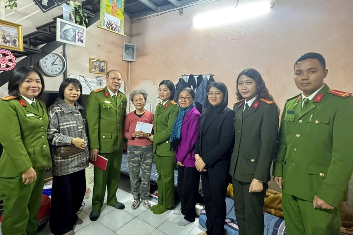 Công an phường Hồng Bàng trao 30 suất quà Tết cho hộ khó khăn
