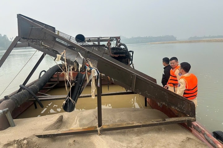 Bắt giữ 2 tàu khai thác cát trái phép trên sông Lam