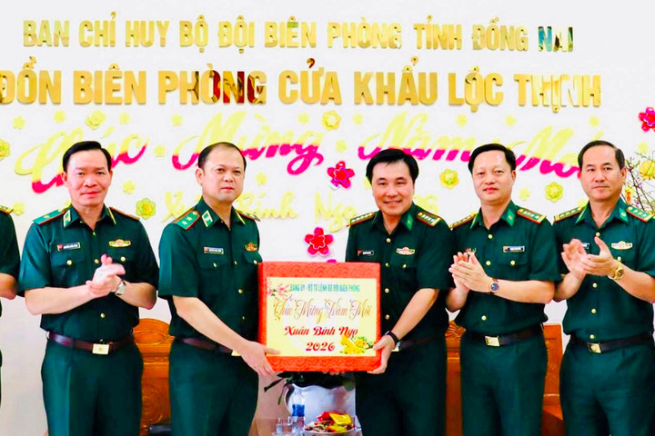Giữ bình yên biên giới từ những việc làm nghĩa tình