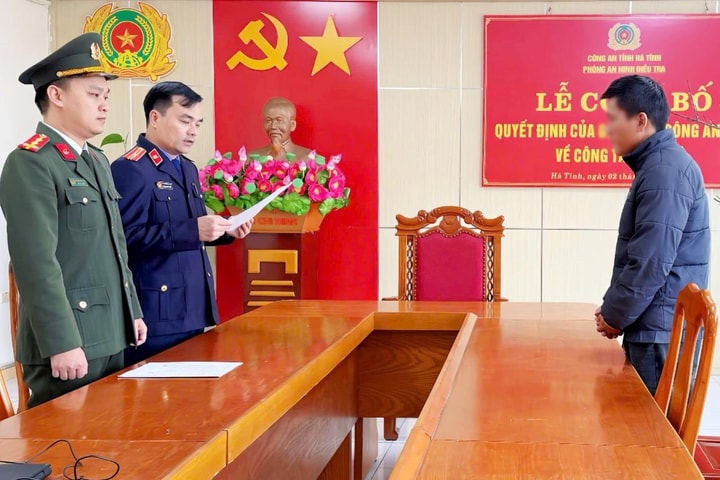Khởi tố đối tượng dùng dao chém người