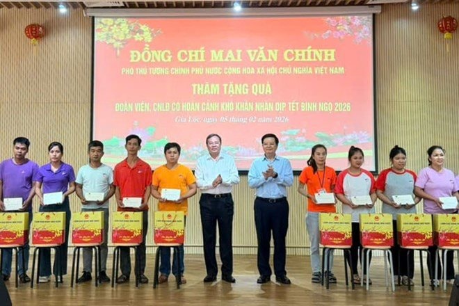 Phó Thủ tướng Mai Văn Chính tặng quà Tết cho người lao động ở Tây Ninh