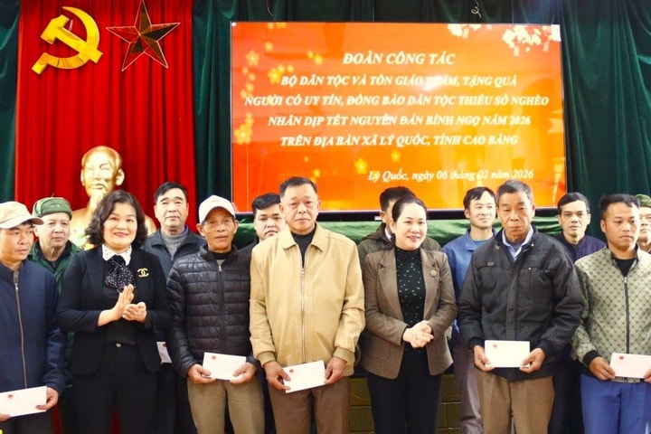 Thứ trưởng Bộ Dân tộc và Tôn giáo thăm, tặng quà đồng bào vùng biên Cao Bằng
