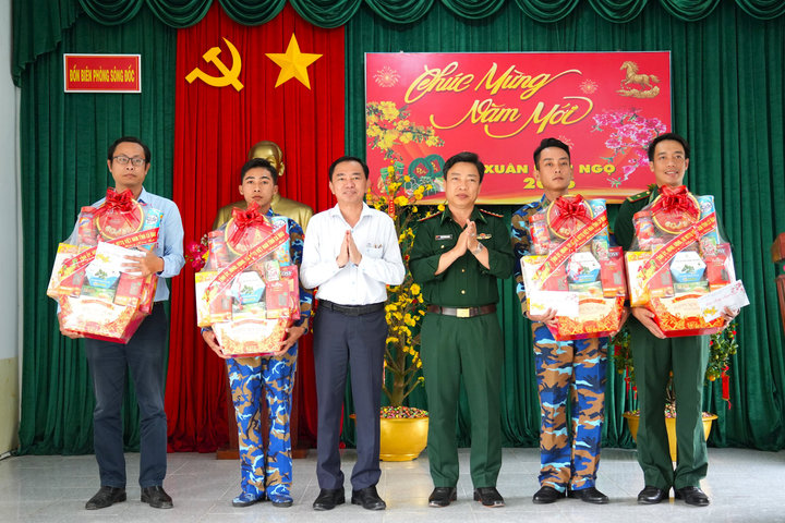 Chúc Tết các lực lượng làm nhiệm vụ trên tuyến biên giới Tây Nam