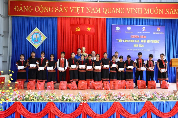 EVNCPC trao công trình chiếu sáng và quà Tết cho học sinh vùng cao