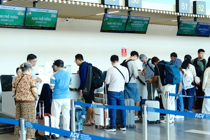 Cao điểm Tết Bính Ngọ, sân bay Tân Sơn Nhất dự kiến phục vụ 145.000 khách/ngày