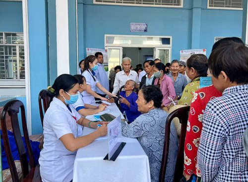Chăm sóc sức khỏe, tặng quà cho người nghèo trước thềm năm mới