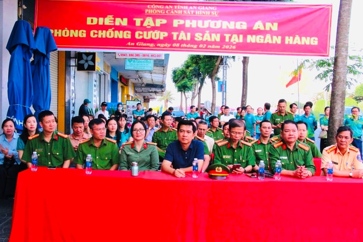 Công an tỉnh An Giang tổ chức diễn tập tình huống cướp tài sản tại ngân hàng