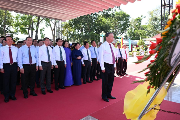 Tổng Bí thư Tô Lâm dâng hương tại Nghĩa trang liệt sĩ Trà Võ