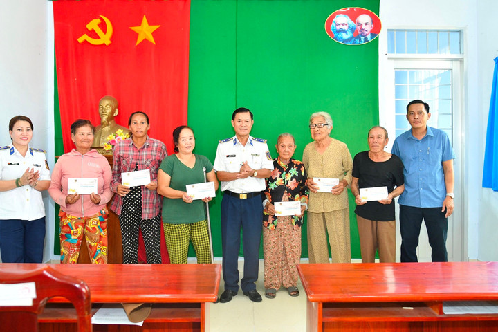 Tết thắm tình quân - dân nơi Đảo Ngọc