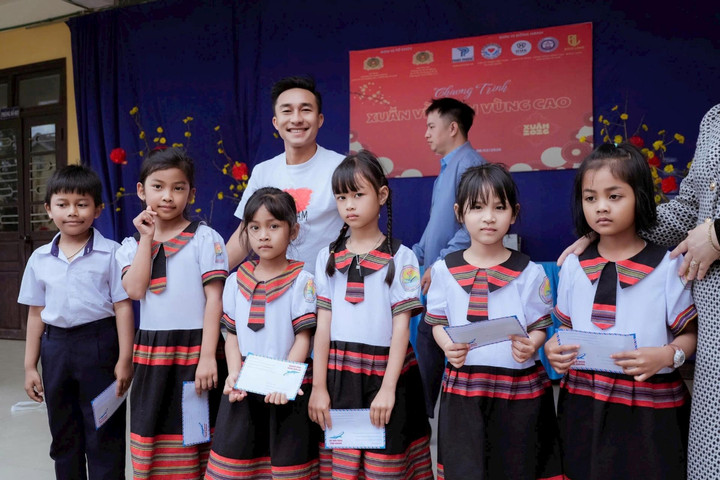 Ấm áp chương trình “Xuân về trên vùng cao” tại Trường Tiểu học Hồng Quảng