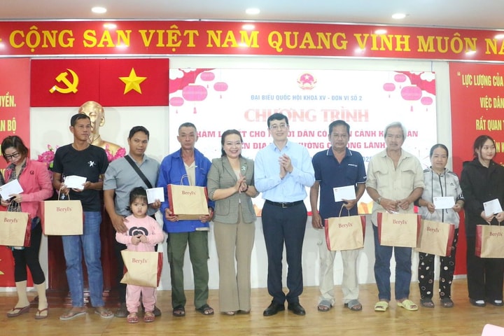 Chăm lo Tết cho gia đình quân nhân có hoàn cảnh khó khăn