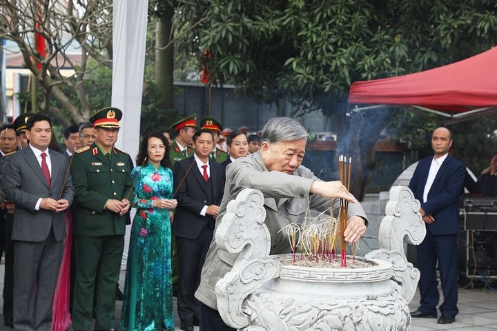Tổng Bí thư Tô Lâm dâng hương tại Khu lưu niệm Tổng Bí thư Nguyễn Văn Cừ