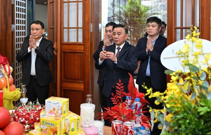 Thường trực Ban Bí thư Trần Cẩm Tú thắp hương tưởng niệm Tổng Bí thư Nguyễn Phú Trọng