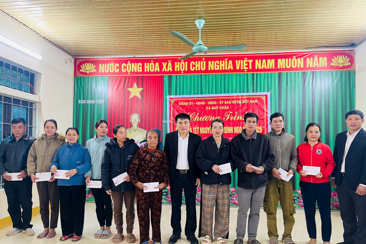 Xã Quỳ Châu trao quà Tết cho người nghèo